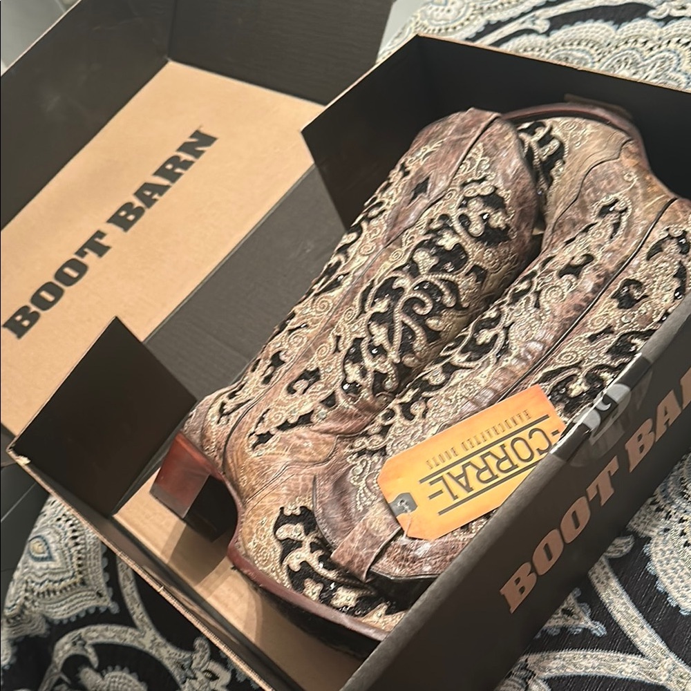 🆕 Corral Tan Cowboy Boots with Beautiful Accents! 9.5. NWT!🔥 - Picture 4 of 6